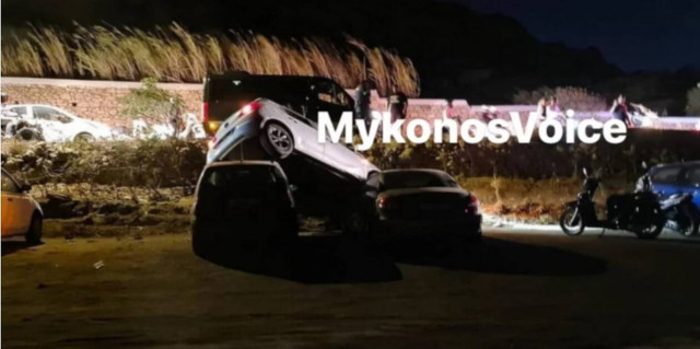 Τροχαίο στη Μύκονο: ΙΧ «προσγειώθηκε» πάνω σε σταθμευμένα αυτοκίνητα