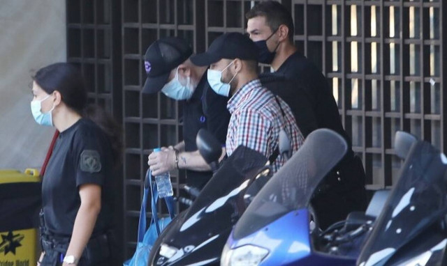 Πέτρος Φιλιππίδης: Με χειροπέδες και σκυμμένο κεφάλι ο ηθοποιός - Οδηγήθηκε στις φυλακές Τρίπολης