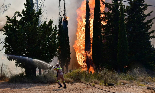 Φωτιά ΤΩΡΑ - Αχαΐα: Τραυματίας πυροσβέστης στη μάχη με τις φλόγες