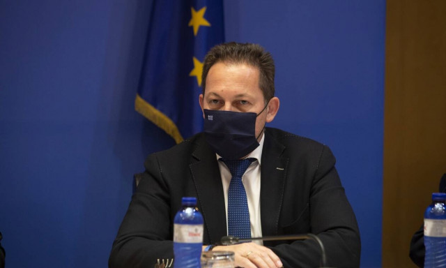 Πέτσας: Ανοιχτό το ενδεχόμενο του υποχρεωτικού εμβολιασμού στην εστίαση