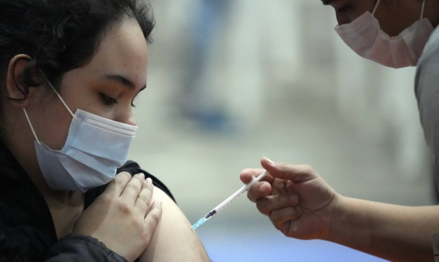 Pfizer- Κορονοϊός: Προβλέπει πωλήσεις του εμβολίου της στα 33,5 δισ. δολάρια