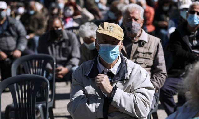 Αναδρομικά: 989 ευρώ κατά μέσο όρο στους λογαριασμούς των συνταξιούχων του Δημοσίου