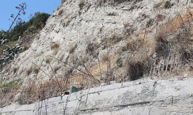 Ζάκυνθος: 17χρονος τουρίστας έπεσε από γκρεμό και καρφώθηκε σε σιδερόβεργα - Σώθηκε από θαύμα