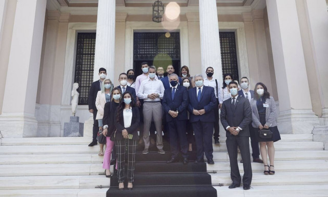 Συνάντηση Μητσοτάκη με νέους και νέες του προγράμματος «Nostos»