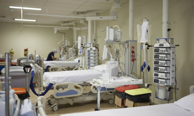 Κορονοϊός: Ανεμβολίαστοι νέοι και ηλικιωμένοι στις κλινικές Covid - Ραγδαία αύξηση στις εισαγωγές