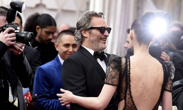 Η σοκαριστική αλλαγή στην εμφάνιση του Χοακίν Φίνιξ -Χωρίς μαλλιά, με παραπανίσια κιλά