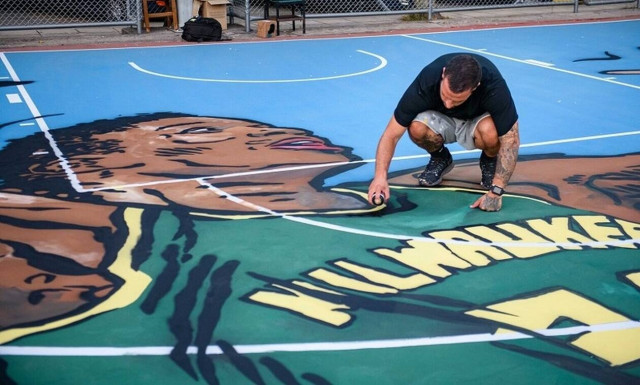 Γιάννης Αντετοκούνμπο: Τα γήπεδα στα Σεπόλια «μεταμορφώνονται» προς τιμήν του πρωταθλητή ΝΒΑ