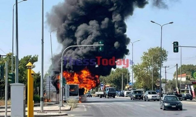Θεσσαλονίκη: Λεωφορείο έγινε «στάχτη» - Συγκλονιστικό βίντεο