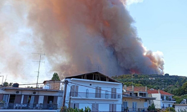 Φωτιά στην Αχαΐα: Εικόνες και βίντεο από την πύρινη κόλαση - Δύσκολη η επιχείρηση κατάσβεσης