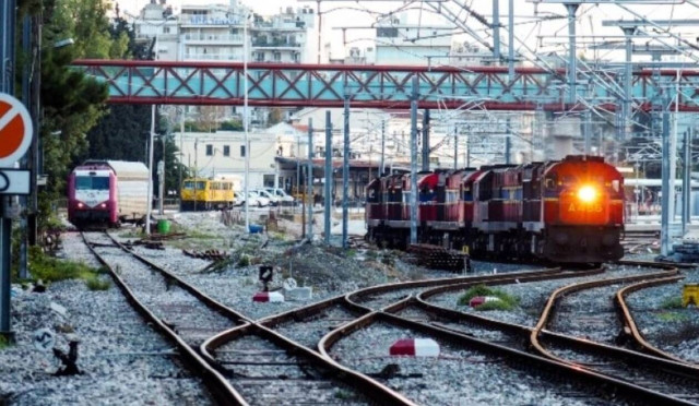 Στράβωσαν μέχρι και οι ράγες του τρένου από τον καύσωνα που πλήττει τη χώρα μας
