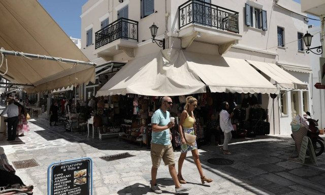 Κορονοϊός: Επιμένει να «στοχεύει» τα δημοφιλή νησιά - Γιατί  συνεχίζουν να «κοκκινίζουν»