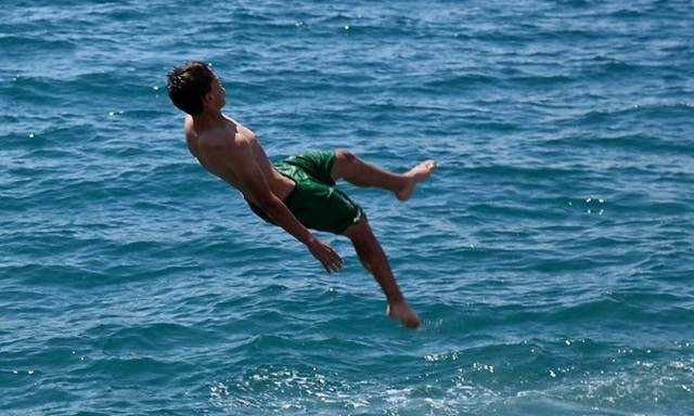 Βόλος: «Νεκρή» πόλη από τη ζέστη - Το αδιαχώρητο στις παραλίες