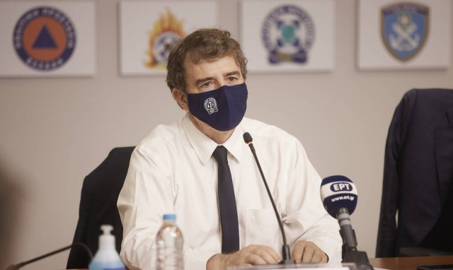 Φωτιά στην Αχαΐα - Χρυσοχοΐδης: Δύσκολο να ελεγχθεί - Μάχη με τις φλόγες υπό αντίξοες συνθήκες