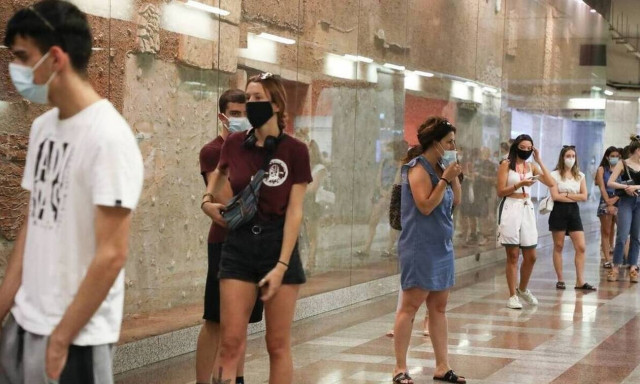 Κρούσματα σήμερα: 453 νέες μολύνσεις στην Αττική, 226 στην Κρήτη και 160 στη Θεσσαλονίκη