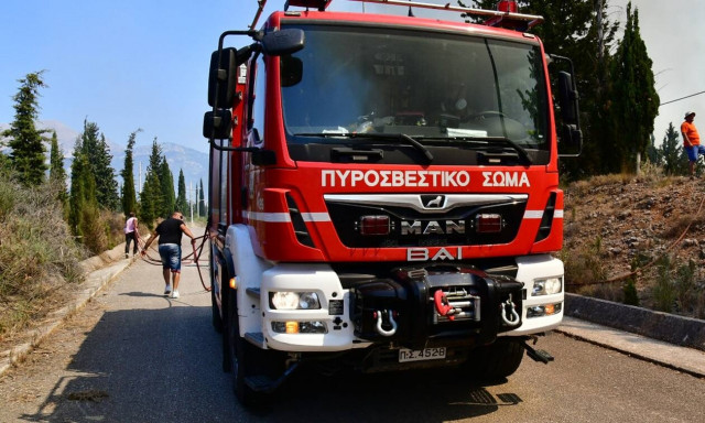 Φωτιά ΤΩΡΑ στη Λούτσα - Στις φλόγες αποθηκευτικός χώρος