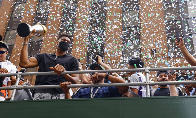 LIVE η άφιξη των Αντετοκούνμπο: Στην Αθήνα οι πρωταθλητές του ΝΒΑ - Δείτε εικόνα από το αεροδρόμιο