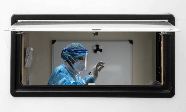 Ανεμβολίαστοι: Σενάρια για αυστηρότερα μέτρα – Σε δημόσιο και ιδιωτικό τομέα μόνο με rapid ή μοριακό