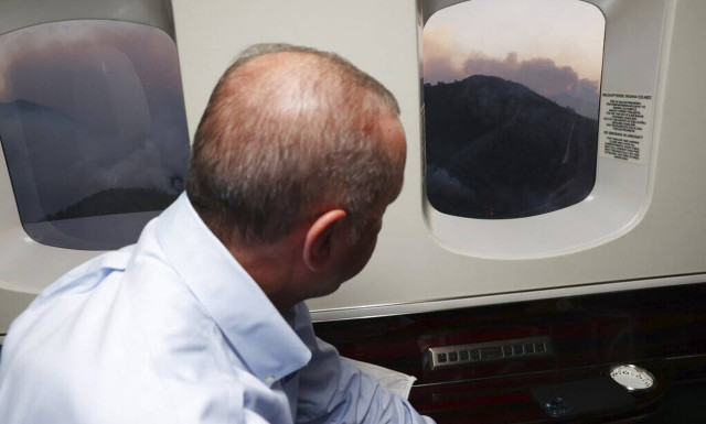 Τουρκία: Με... «τσάι» σβήνει τις φωτιές στη Μαρμαρίδα ο Ερντογάν - Φθηνό σόου και δυσαρέσκεια