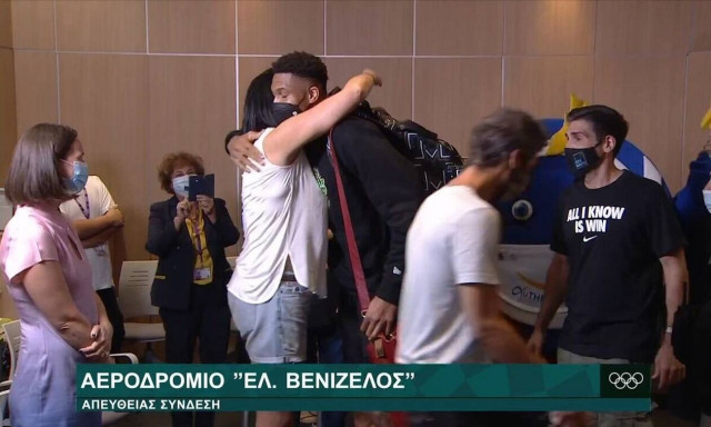 Στην Ελλάδα οι πρωταθλητές Αντετοκούνμπο - «Θα πάω το τρόπαιο στα Σεπόλια» (videos)