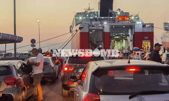 Ουρές στα λιμάνια: Οι αδειούχοι του Αυγούστου εγκαταλείπουν την Αθήνα (pics)