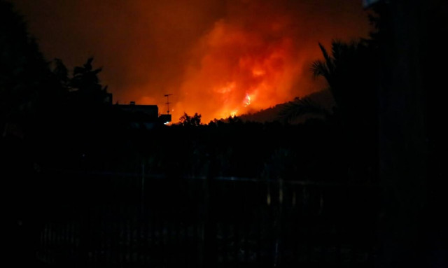 Μεσσηνία: Μαίνεται η φωτιά στo Βασιλίτσι - Επέστρεψαν στα σπίτια τους οι κάτοικοι