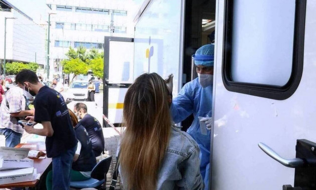 Κρούσματα σήμερα: 615 νέες μολύνσεις στην Αττική,