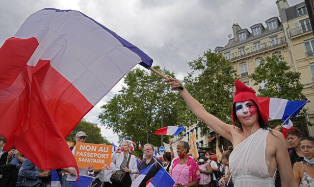 Κορονοϊός: Με…καρότο και μαστίγιο ενθαρρύνουν τον εμβολιασμό οι κυβερνήσεις -Τι συμβαίνει στον κόσμο