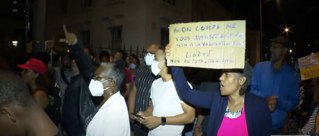 Μαρτινίκα: Κέντρο εμβολιασμού για την COVID-19 και φαρμακείο πυρπολήθηκαν εν μέσω ταραχών