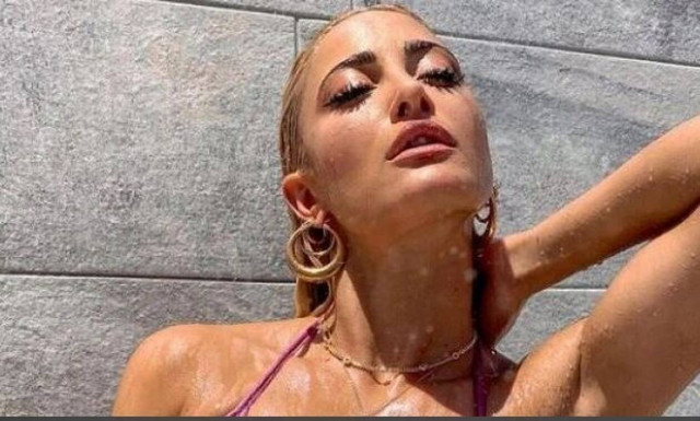 Άγριο κράξιμο σε Τούνη: «Ας της πει κάποιος ότι δεν μπορείς να δουλεύεις με 60 βαθμούς»