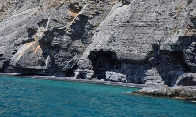 Έκαναν μπάνιο και ξαφνικά άρχισαν να πέφτουν πάνω τους… πέτρες!