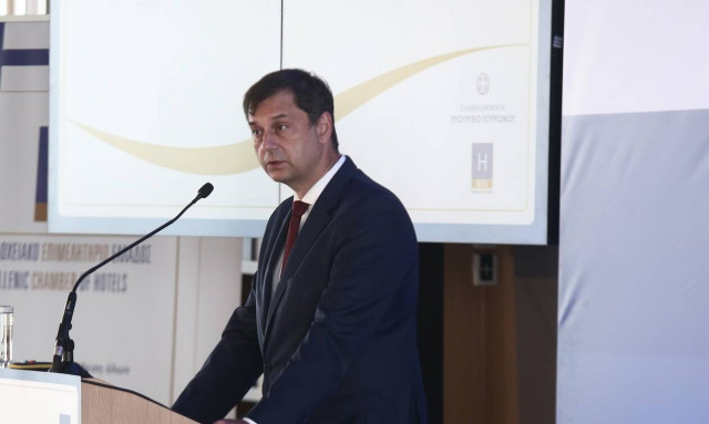 Θεοχάρης για εμβολιασμούς: Το εισιτήριο εξόδου προς την ελευθερία