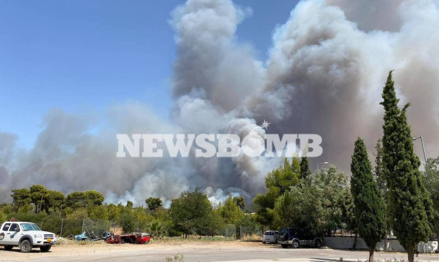 Fire in Varybobi raging; local residents receive 112 emergency number warning