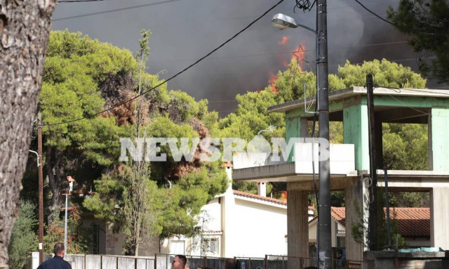Φωτιά στη Βαρυμπόμπη - Δείτε LIVE: Καίγονται σπίτια - Εκκενώθηκαν και οι Θρακομακεδόνες