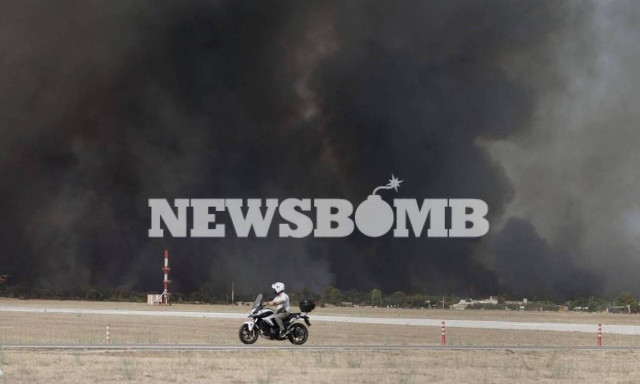 Φωτιά Βαρυμπόμπη: Εφιαλτικές εικόνες από το πύρινο μέτωπο - Κοντά σε σπίτια η φωτιά