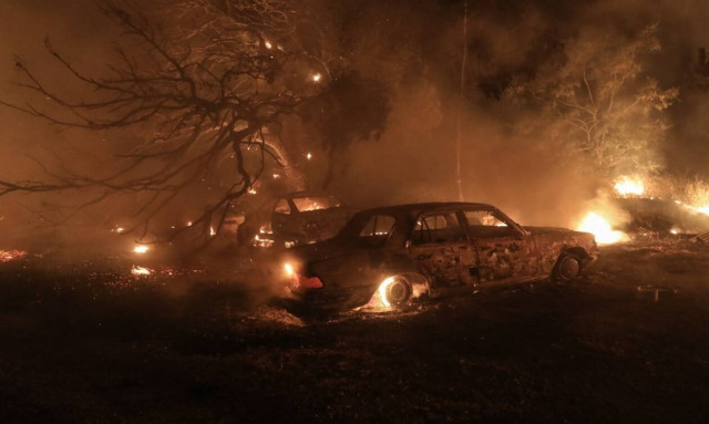 Φωτιά Βαρυμπόμπη: Πνίγεται στους καπνούς η Αττική - Γεμάτα στάχτη τα αυτοκίνητα στα βόρεια