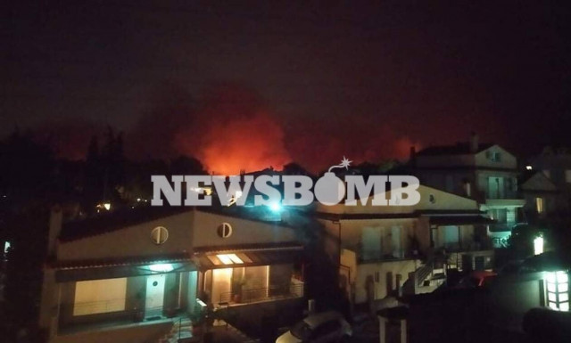 Φωτιά στη Βαρυμπόμπη: Μάχη να μην φτάσει το μέτωπο στο Κρυονέρι