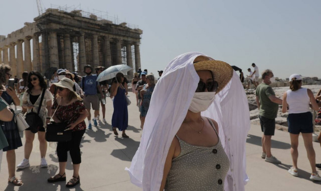 Καύσωνας: «Καμίνι» η χώρα - Ποιες περιοχές θα «λιώσουν» με 45άρια την Τετάρτη