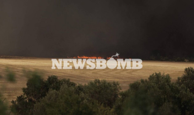 Φωτιά Βαρυμπόμπη: Δεκάδες απεγκλωβισμοί κατοίκων - Σώοι και οι αστυνομικοί και οι πυροσβέστες