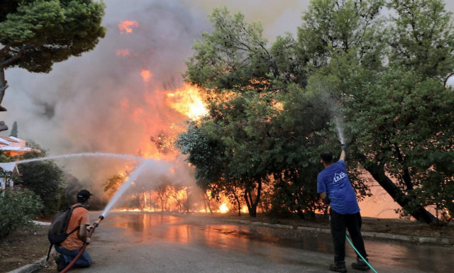 Φωτιά Βαρυμπόμπη: Έξι άτομα στο Σισμανόγλειο - Οδηγίες από την Ένωση Πνευμονολόγων