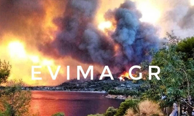 Coast Guard evacuating residents of Rovies, Evia gathered at the beach