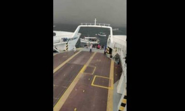 Φωτιά Εύβοια: Μέτωπο δεκάδων χιλιομέτρων στις Ροβιές -Με πλοία και καΐκια απομάκρυναν τους κατοίκους