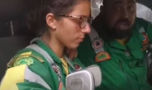 Φωτιά στη Βαρυμπόμπη – Έσβηνε εθελοντικά την φωτιά και κάηκε το σπίτι της (vid)