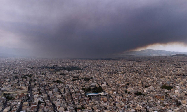 Φωτιά Βαρυμπόμπη: Σύσταση για μάσκες και κλειστά παράθυρα - Κίνδυνος από τα αιωρούμενα σωματίδια