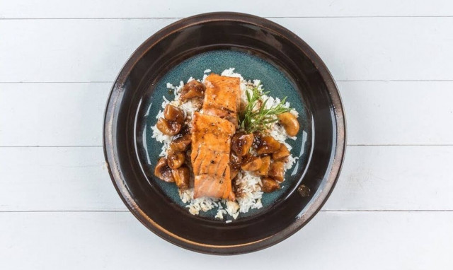 Σολομός σοτέ με σάλτσα σύκο από τον Άκη Πετρετζίκη