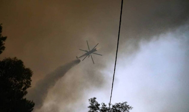 Φωτιά στα Γρεβενά: Δύσκολη η κατάσταση - Εκκενώνονται έξι οικισμοί