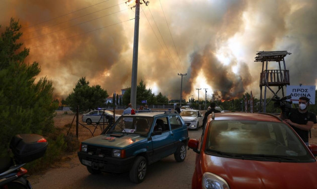 Φωτιά ΤΩΡΑ: Δύο εγκλωβισμένοι κι ένας τραυματίας στη Δροσοπηγή