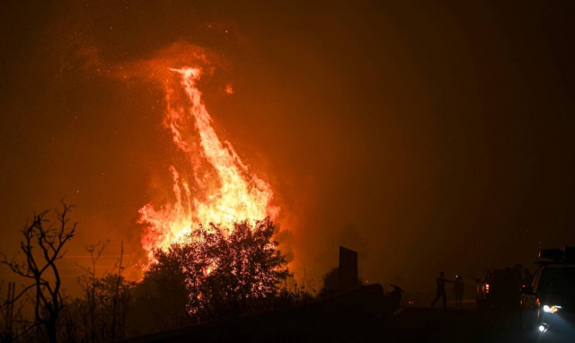 Φωτιά ΤΩΡΑ - Νέο μήνυμα από το 112: «Εκκενώστε Πευκόφυτο και οικισμό Ποντίων στον Άγιο Στέφανο»