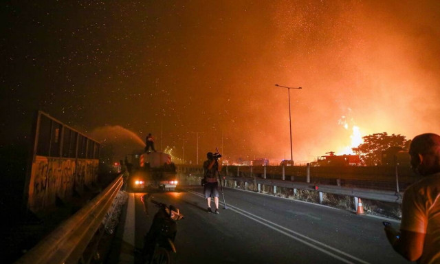 Φωτιά ΤΩΡΑ: Σε εξέλιξη η απομάκρυνση των μεταναστών από τη δομή της Μαλακάσας