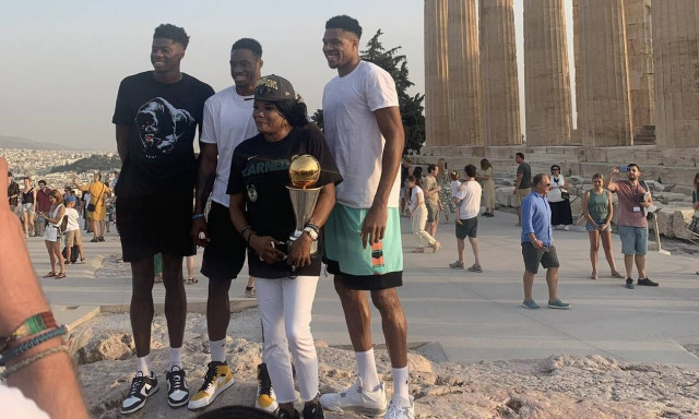 Γιάννης Αντετοκούνμπο: Πήγε στην Ακρόπολη με τα τρόπαια του ΝΒΑ ο «Greek Freak» (photos)