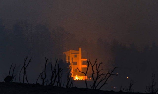 Φωτιά ΤΩΡΑ: Δραματικές ώρες στην Ιπποκράτειο Πολιτεία - Μπήκαν στον οικισμό οι φλόγες